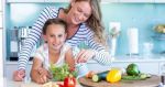 Madre e hija preparando ensalada de hortalizas